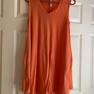 Cute v-neck dress with pockets. Size M